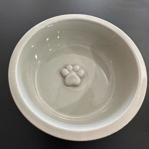 NEW WITHOUT TAGS 10 STRAWBERRY STREET DOG DISH WITH PAW PRINT LIGHT GRAY